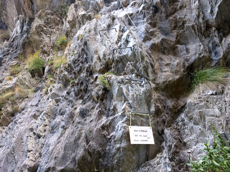 Entrada de la vía ferrata - primeros escalones y cartel D+- 