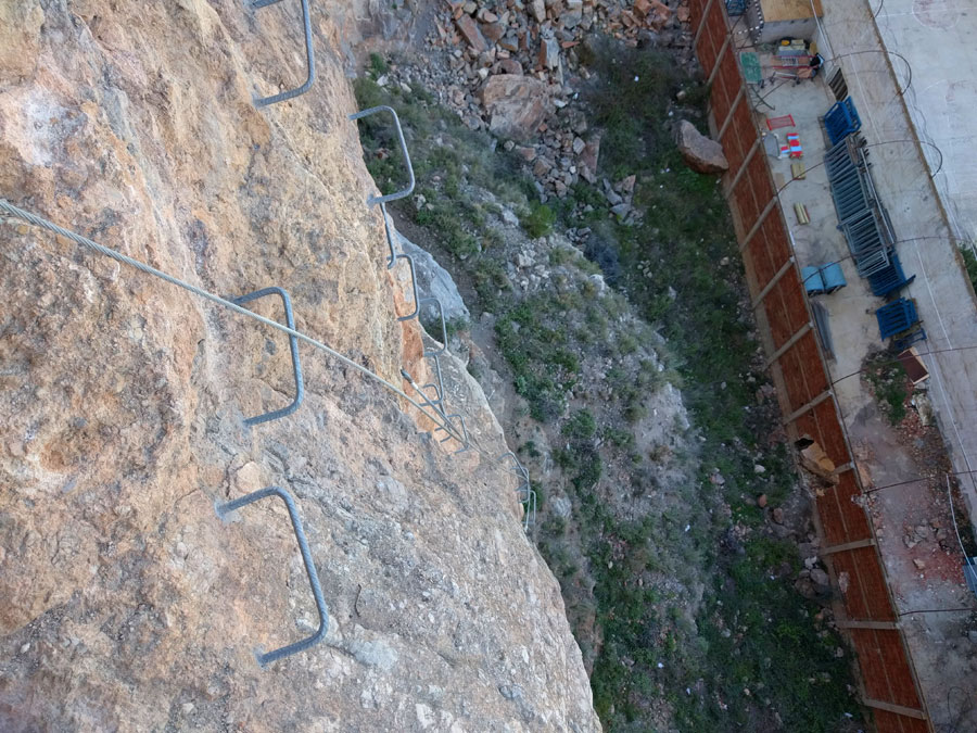 Bajada equipada para acceder al rápel opcional de 25 metros 