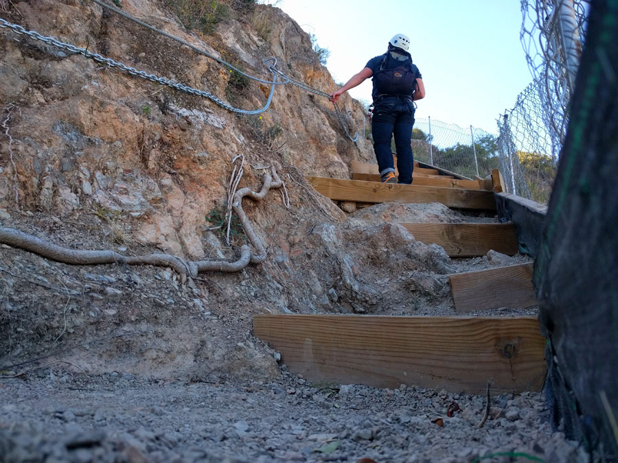 Llegamos a la zona escalonada con vallas anti-desprendimientos 