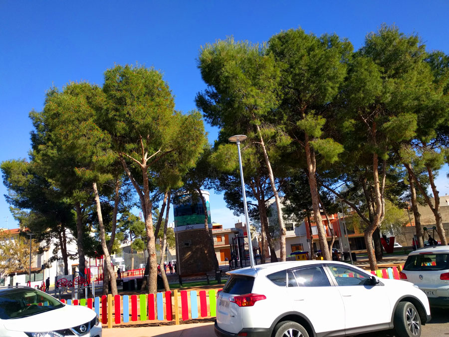 Estacionamiento junto al parque de la plaza de la Inmaculada 