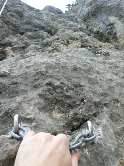 Tramo vertical que sigue a Els Pènduls equipado sólo para las manos. Deberemos buscar en la pared los apoyos para los pies 