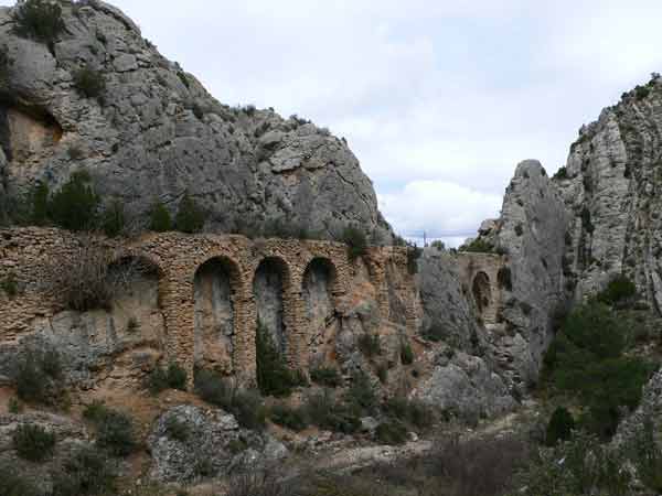 Acueducto romano que podemos visitar detrás del castillo 