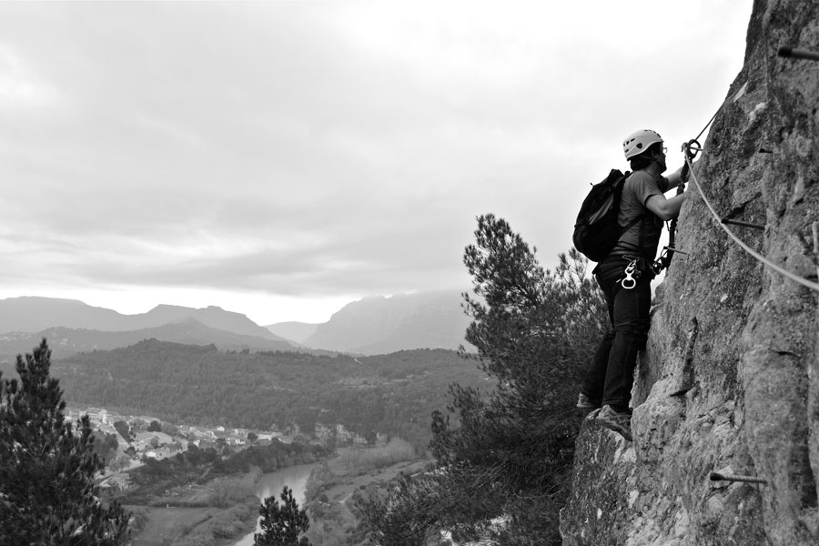 Las clavijas son pequeñas y a veces la pared tumba ligeramente 