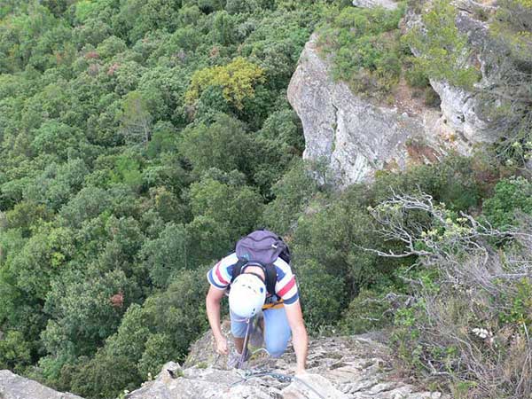 La vía desciende por la cara opuesta de la subida 