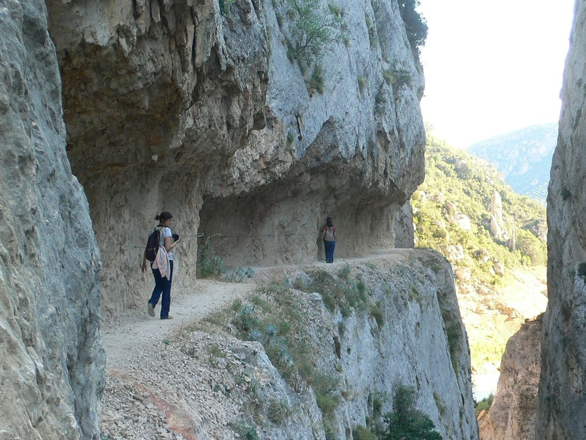 Caminamos por una cornisa tallada en la roca a gran altura del agua 