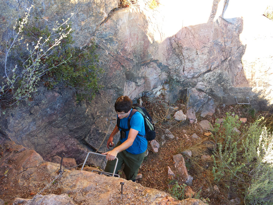 Paso final equipado con 6 grapas de vía ferrata 