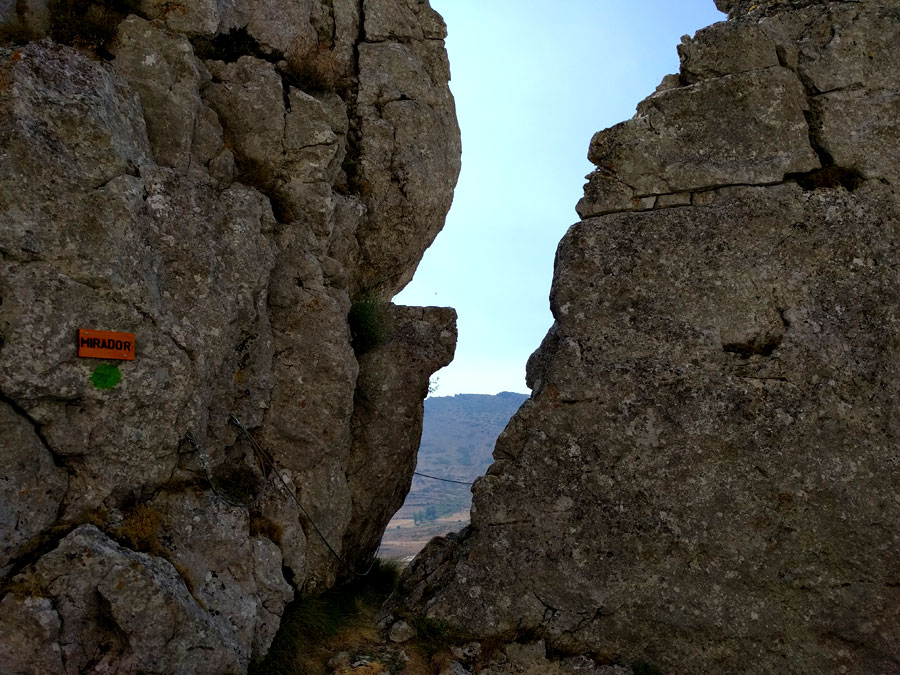 El mirador es una ventana natural al pueblo de Cubillas de Arbas 