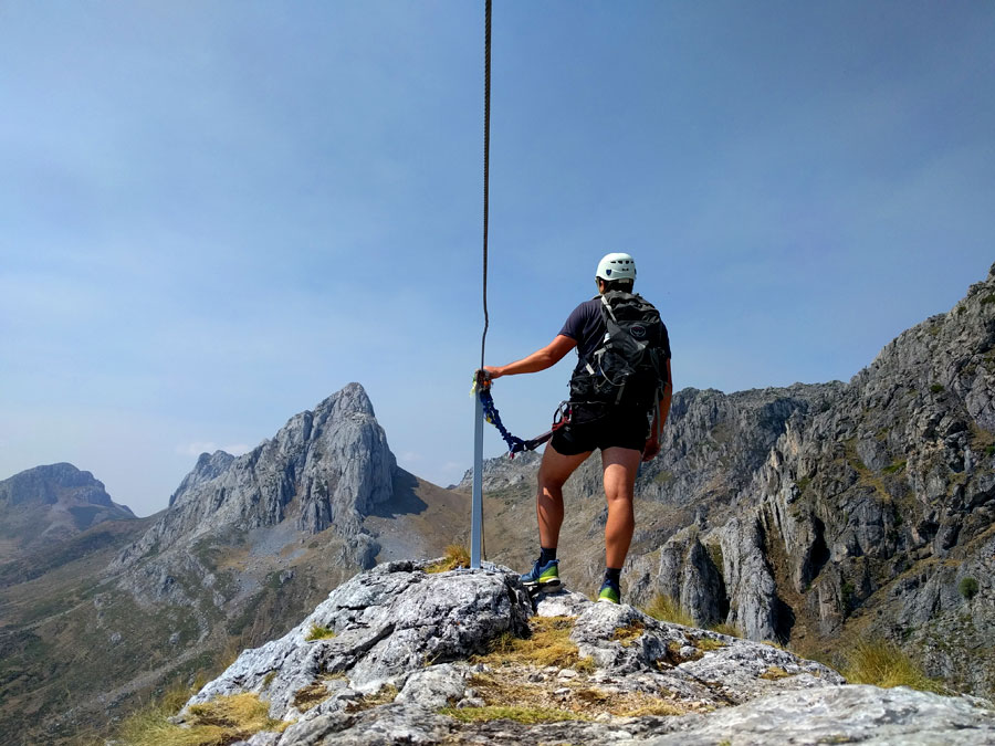 En la cima de la vía ferrata -el itinerario sigue bajando por la cara norte- 