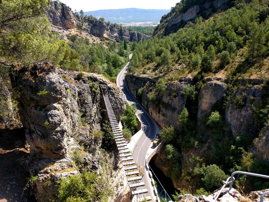 Vista atrás a la pasarela larga 
