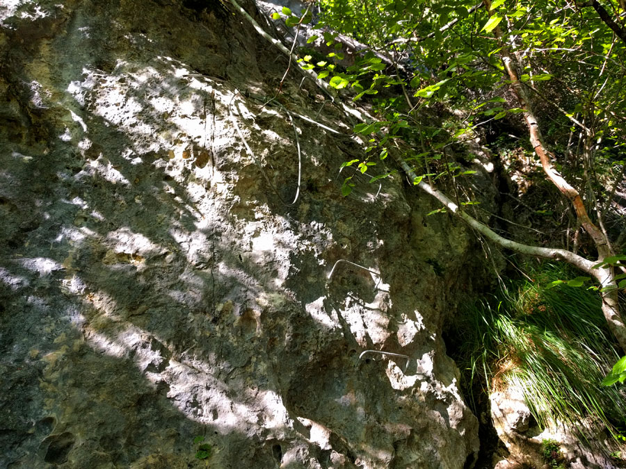 Inicio de la vía ferrata -ligeramente desplomada- 