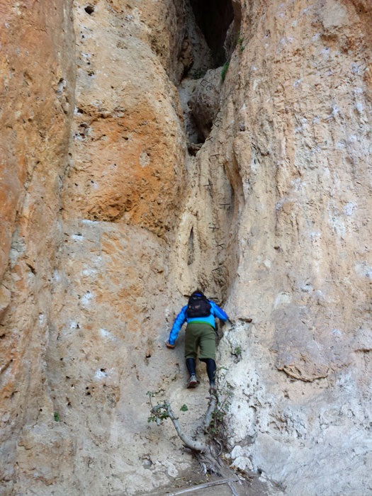 Llegamos a la zona de escalada de la cueva de la Selva 