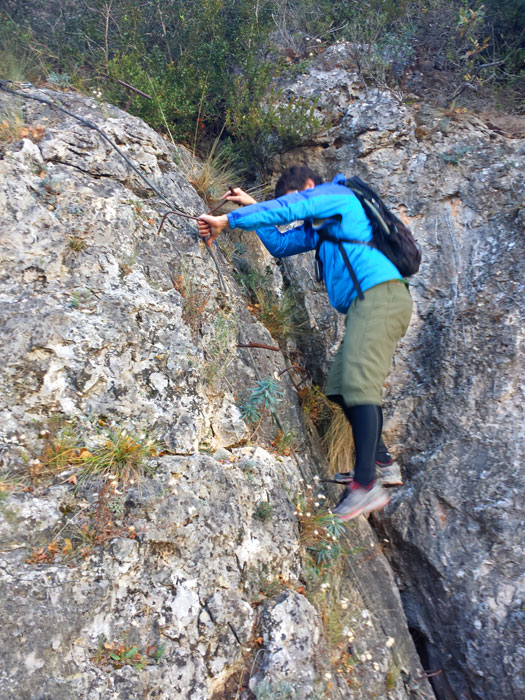 Salida equipada con Tes y grapas de vía ferrata 
