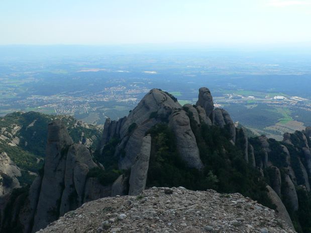 Desde la Miranda dels Ecos mirando hacia el Sur con el Montgròs en primer plano 