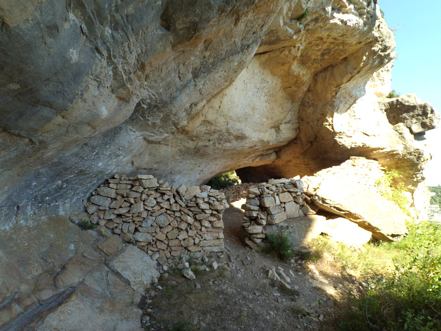 Cruzamos la cueva dels Patacons 