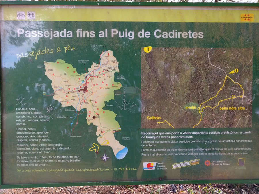 Cartel oficial de la ruta junto al estacionamiento -Turisme de Catalunya- 