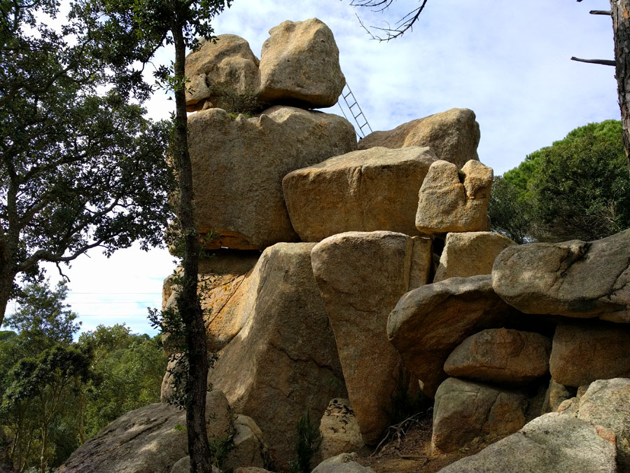 Vista de la escalera que sube a la última de las piedras 