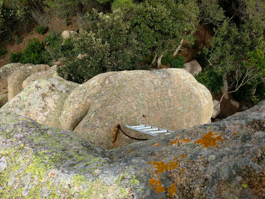 Desde lo alto de la Pedra sobre altre vemos las antiguas inscripciones en la roca 