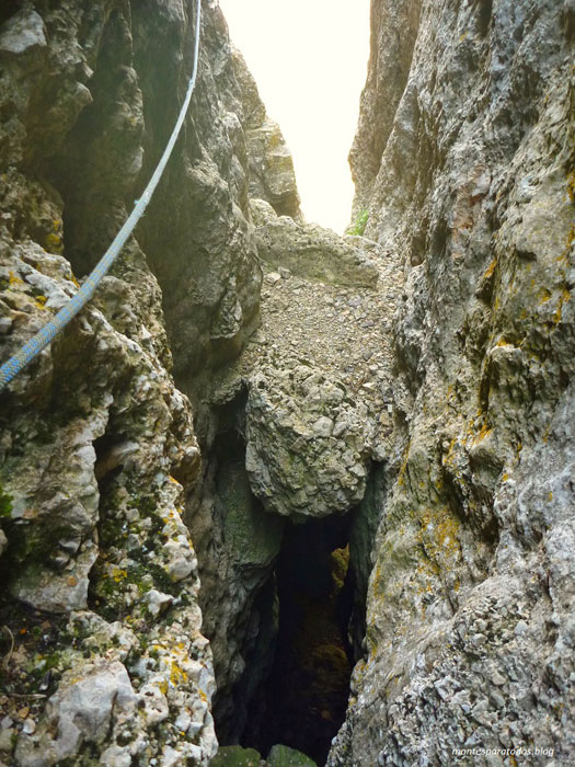 Paso del bloque empotrado y agujero de la cueva 