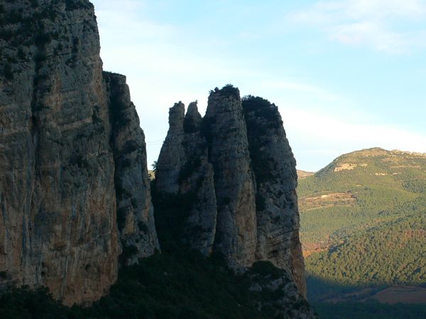 Vista de la primera aguja y el puente colgante 