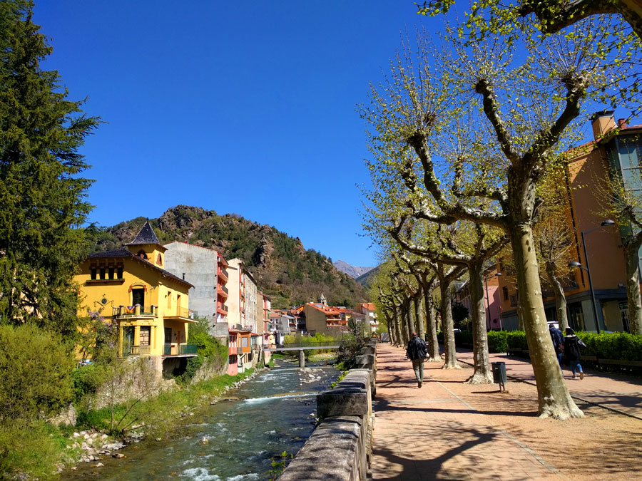 Aparcamos junto a la Oficina de Turismo de Ribes de Freser -a tocar del río- 