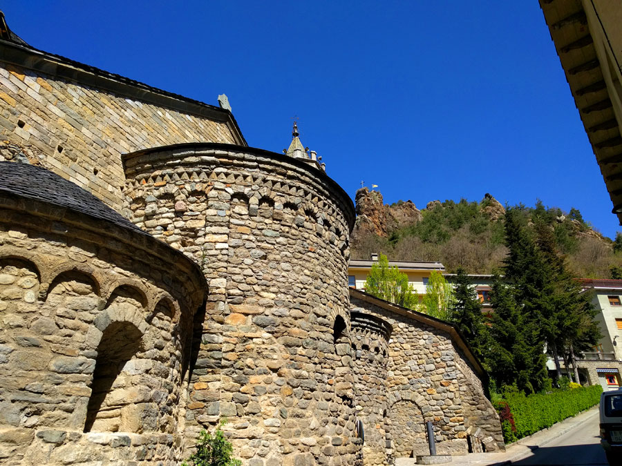Iglesia de Santa Maria con la vía ferrata al fondo 