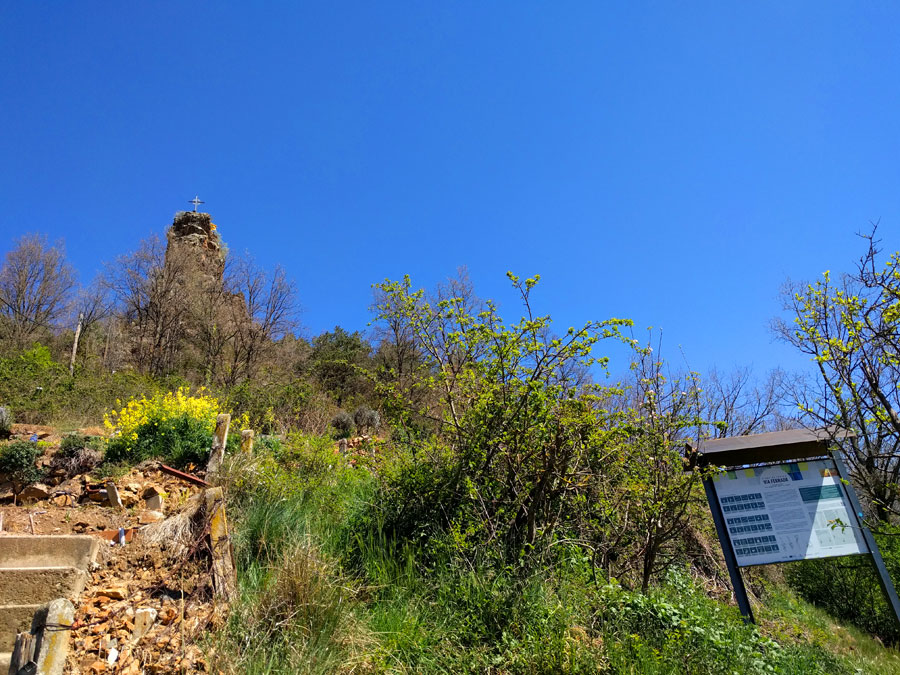 Cartel informativo con la Roca de la Creu al fondo 