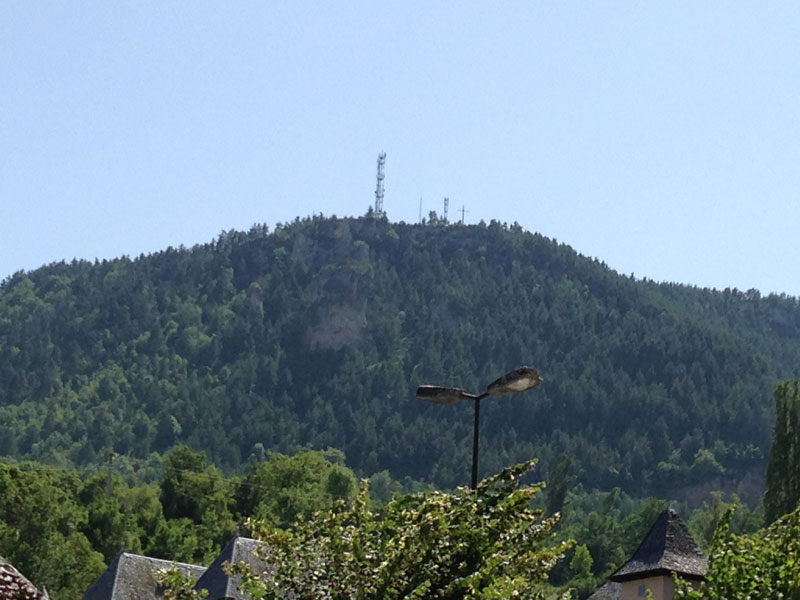 Vista de las Antenas y las paredes de la vía ferrata desde el pueblo de la Canourgue 