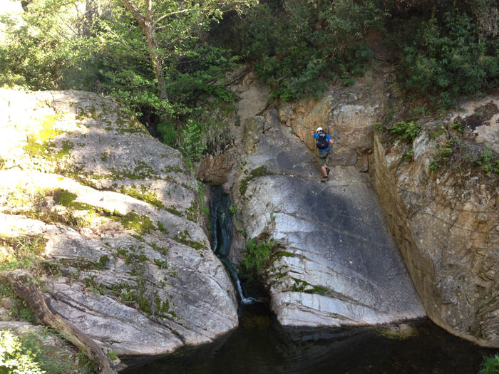 Subiendo junto a un pequeño salto de agua 