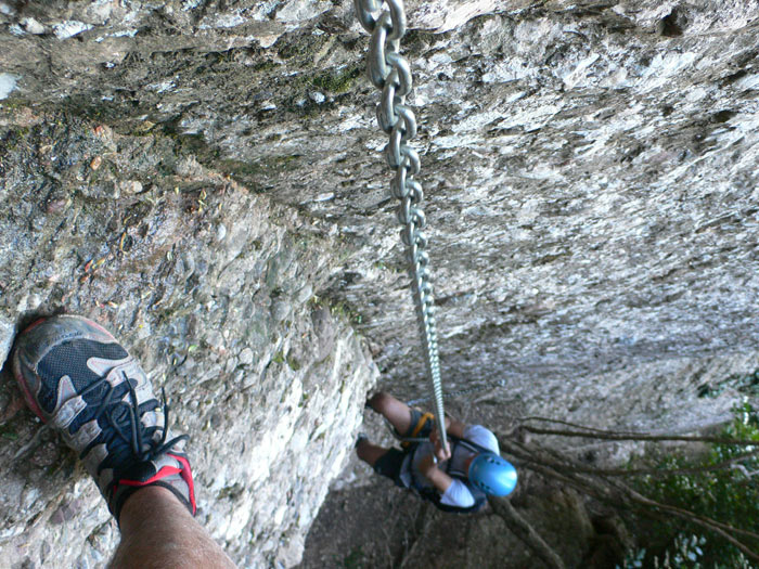 Salida de la canal de l´Hort del Malany con un paso de cadena vertical 