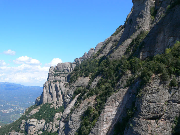 Vista a les Roques del Aurons -paredes frontales dels Ecos- 
