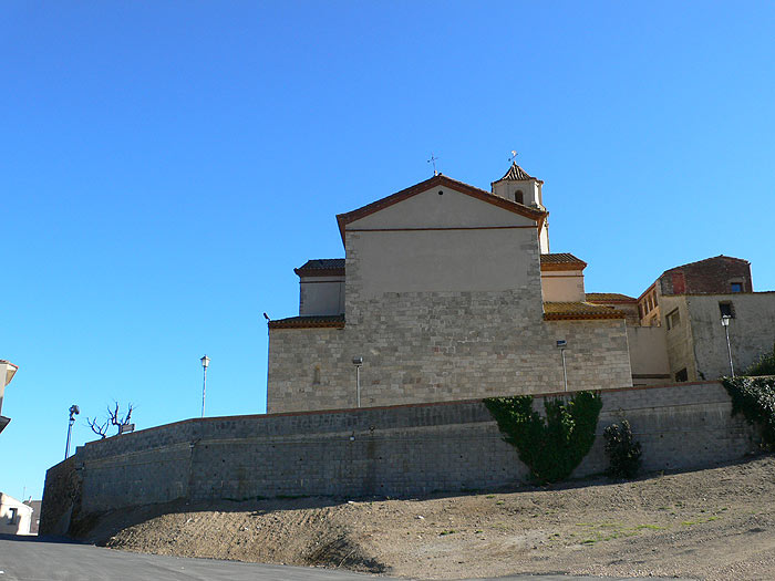 Foto de la parte trasera de la Iglesia de Figuerola del Camp desde el aparcamiento 
