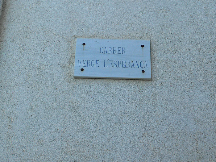 Entramos por la calle Verge de l`Esperança para acceder al aparcamiento 