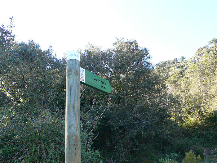 Poste indicador a la vía ferrata nos aparta de la pista principal del GR-175 
