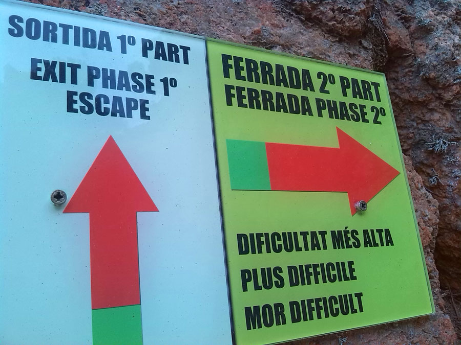 Indicadores antes del puente tibetano -si seguimos viene el tramo más complicado- 