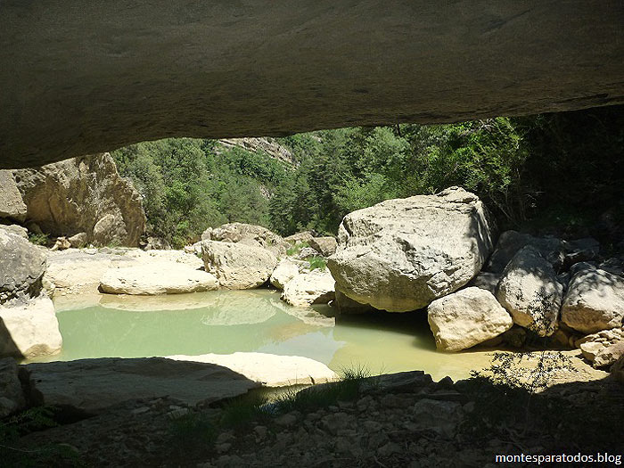 Balma bajo la cascada (© Montañismo para todos) 