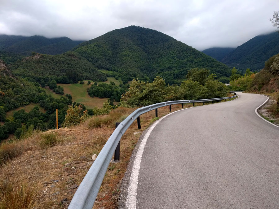Del mirador de Peñallana seguimos carretera arriba hasta dar con el poste de madera fuera de la calzada 