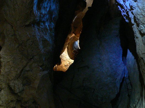 Subiendo por la cueva de Kikouli 