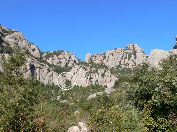 Pasada la Roca del Tambor las vistas se despejan. Enfrente nos queda la pared por la que sube la vía 