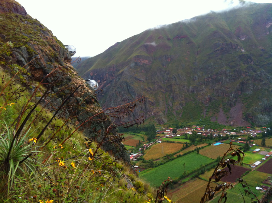 Vista atrás hacia las cápsulas y el pueblo de Pachar 