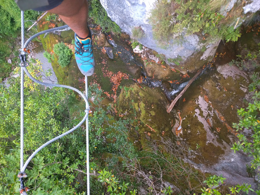 A medio cruzar el puente de la cascada 