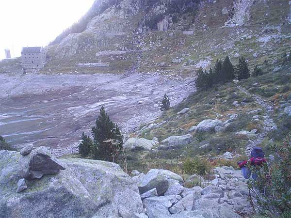 El refugio de la Restanca y el lago La Restanca seco 