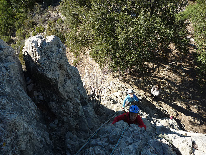 Trepando junto a la cuerda fija