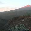 En el extremo del cráter del volcán de Samara / Ruta a pie Subida al volcán Samara 
