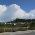 Entrada de la Roca del Vallès con el castillo de la Roca a la vista 