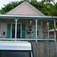 Casa típica frente al cementerio de Key West en época de Halloween 