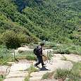Iniciamos el descenso por las pronunciadas escaleras del Coll del Bram 