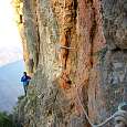 Paso equipado con cuerdas y grapas de ferrata 
