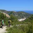 Bajamos por un sendero con vistas a una cantera 