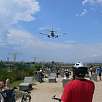 Vista de las sillas reclinadas instaladas para observar los aterrizajes / Ruta en Bici De Barcelona a la playa del Prat 