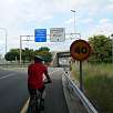 Saliendo de Barcelona por la carretera hacia Esplugues de Llobregat. Unos 200 metros no protegidos por carril bici / Ruta en Bici De Barcelona a la playa del Prat 